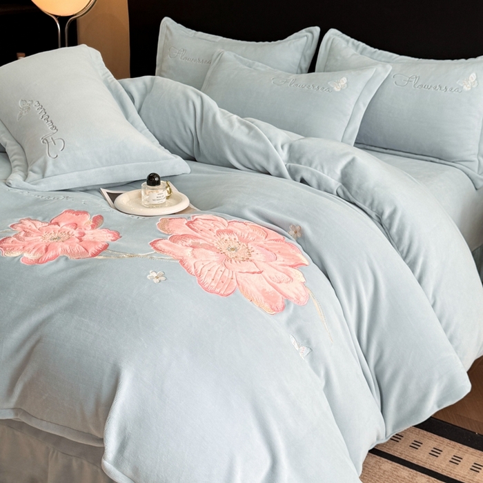 91家纺网 家纺一手货源 找家纺 畅畅家纺 2025新款牛奶绒大版贴布绣四件套 富贵花开-天空蓝