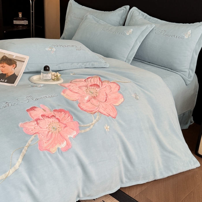 91家纺网 家纺一手货源 找家纺 畅畅家纺 2025新款牛奶绒大版贴布绣四件套 富贵花开-天空蓝