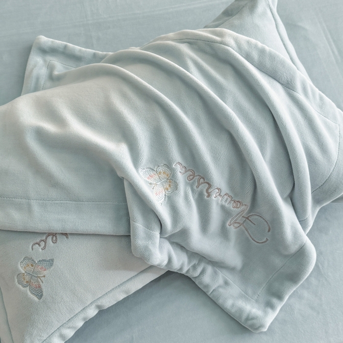 91家纺网 家纺一手货源 找家纺 畅畅家纺 2025新款牛奶绒大版贴布绣四件套 富贵花开-天空蓝