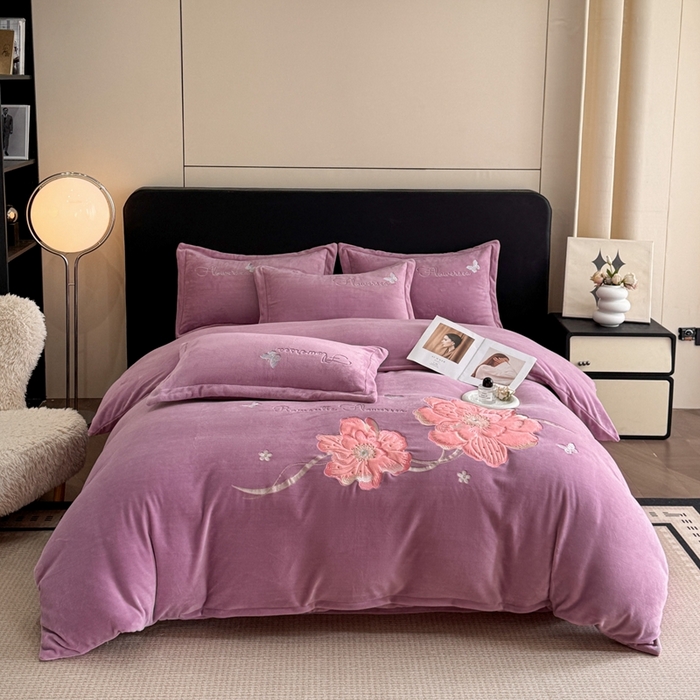 91家纺网 家纺一手货源 找家纺 畅畅家纺 2025新款牛奶绒大版贴布绣四件套 富贵花开-熏衣紫