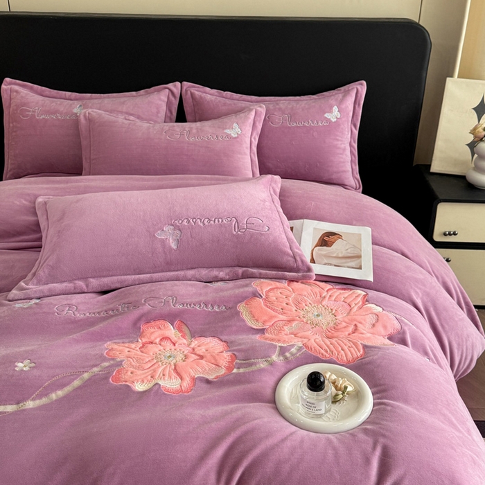 畅畅家纺 2025新款牛奶绒大版贴布绣四件套 富贵花开-熏衣紫