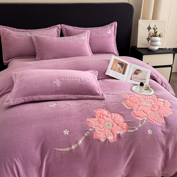 91家纺网 家纺一手货源 找家纺 畅畅家纺 2025新款牛奶绒大版贴布绣四件套 富贵花开-熏衣紫