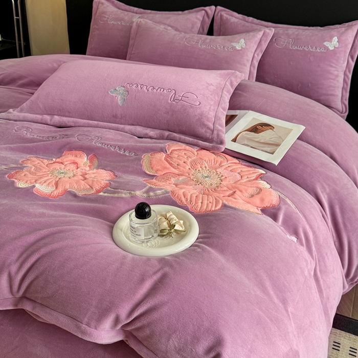 91家纺网 家纺一手货源 找家纺 畅畅家纺 2025新款牛奶绒大版贴布绣四件套 富贵花开-熏衣紫