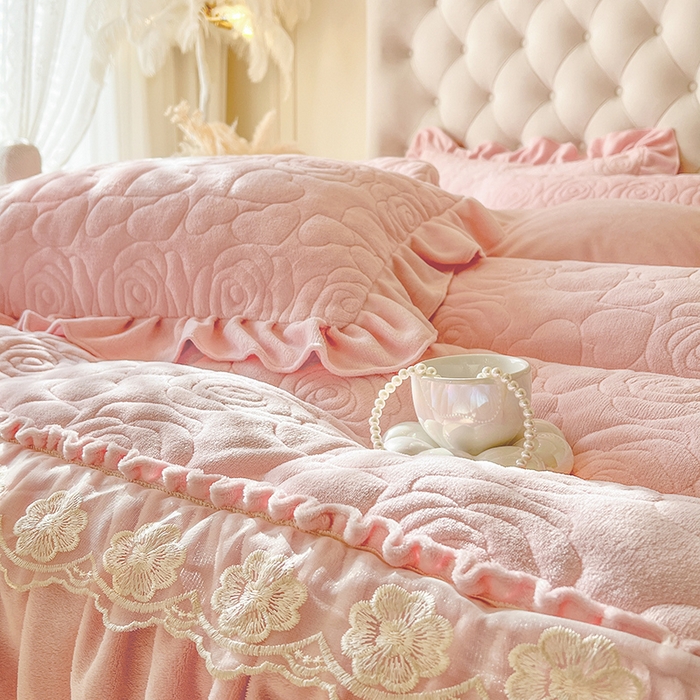 91家纺网 家纺一手货源 找家纺 （总）网红馆（ck家纺） 2025新款牛奶绒花边床盖四件套-甜蜜蜜