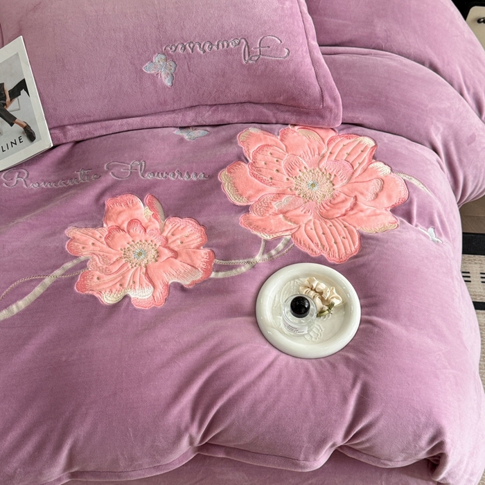 91家纺网 家纺一手货源 找家纺 畅畅家纺 2025新款牛奶绒大版贴布绣四件套 富贵花开-熏衣紫