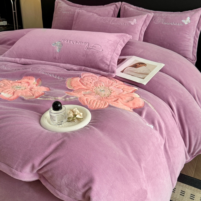 91家纺网 家纺一手货源 找家纺 畅畅家纺 2025新款牛奶绒大版贴布绣四件套 富贵花开-熏衣紫