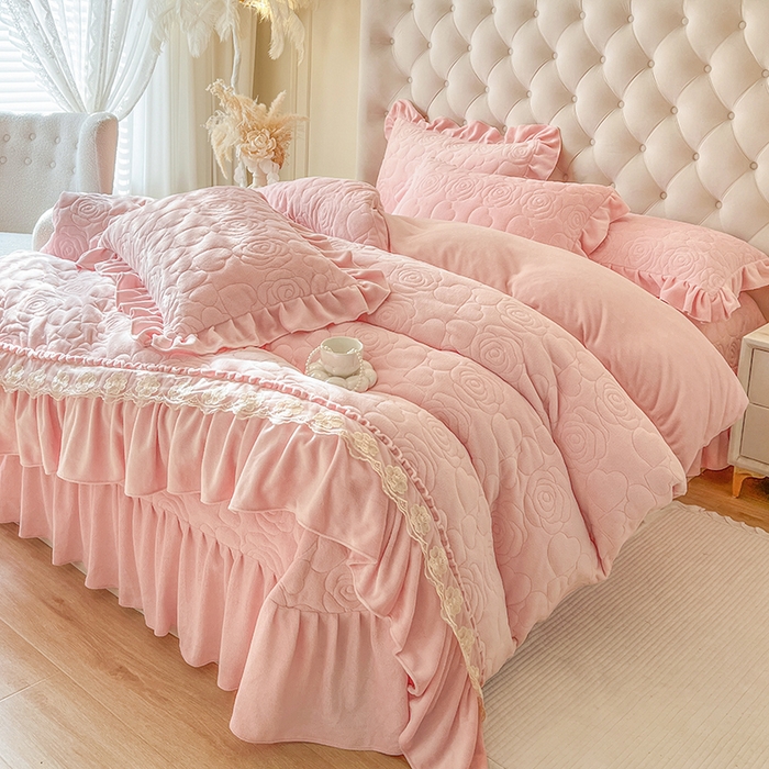91家纺网 家纺一手货源 找家纺 网红馆（ck家纺） 2025新款牛奶绒花边床盖四件套-甜蜜蜜 甜蜜蜜-粉