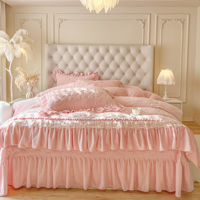 91家纺网 家纺一手货源 找家纺 网红馆（ck家纺） 2025新款牛奶绒花边床盖四件套-甜蜜蜜 甜蜜蜜-粉