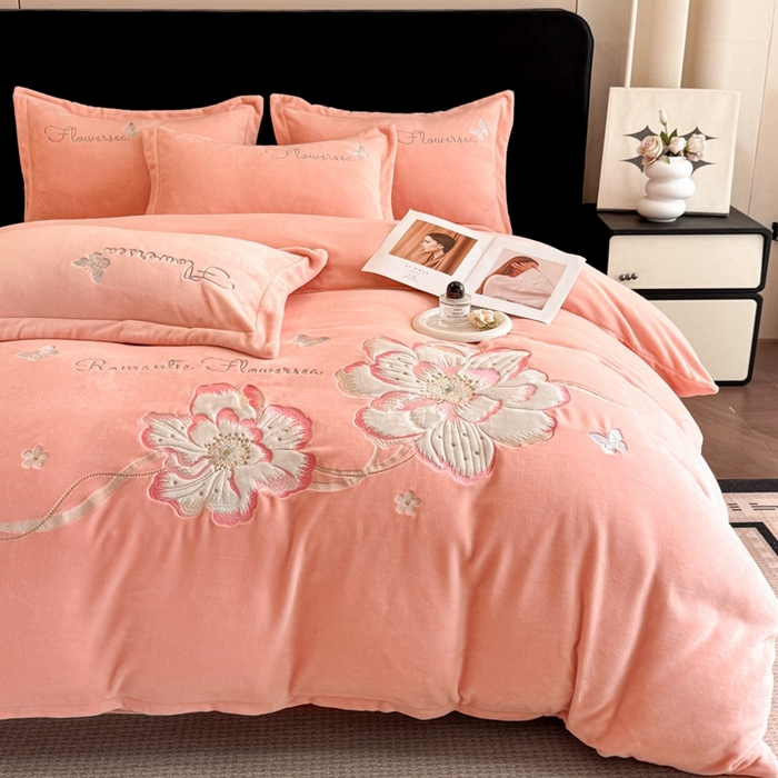 91家纺网 家纺一手货源 找家纺 畅畅家纺 2025新款牛奶绒大版贴布绣四件套 富贵花开-玉色