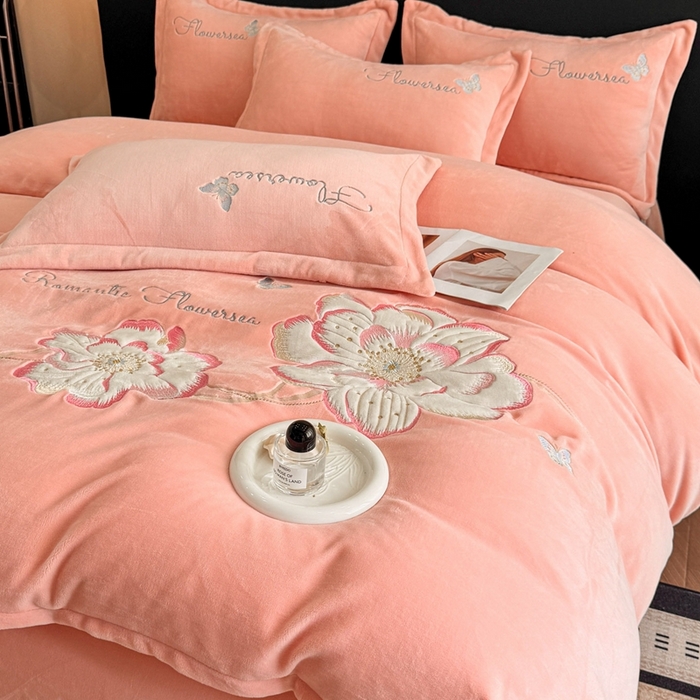 91家纺网 家纺一手货源 找家纺 畅畅家纺 2025新款牛奶绒大版贴布绣四件套 富贵花开-玉色