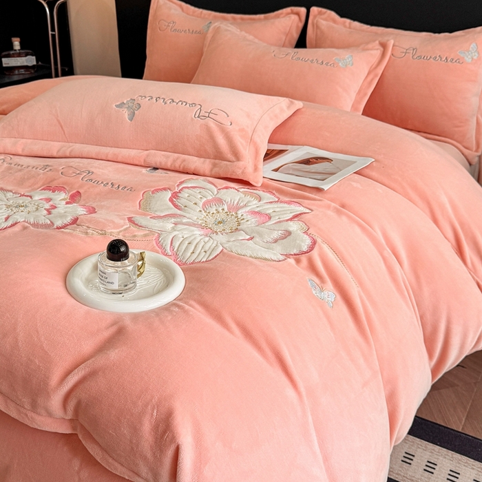 91家纺网 家纺一手货源 找家纺 畅畅家纺 2025新款牛奶绒大版贴布绣四件套 富贵花开-玉色