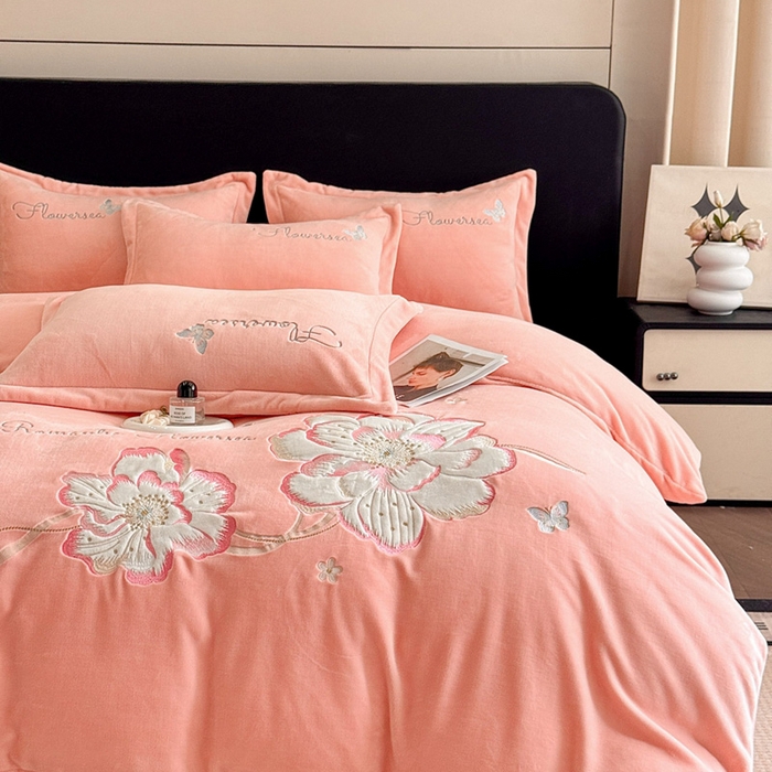 91家纺网 家纺一手货源 找家纺 畅畅家纺 2025新款牛奶绒大版贴布绣四件套 富贵花开-玉色