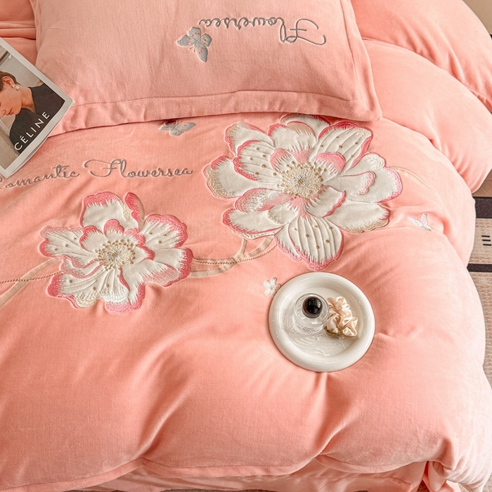 91家纺网 家纺一手货源 找家纺 畅畅家纺 2025新款牛奶绒大版贴布绣四件套 富贵花开-玉色