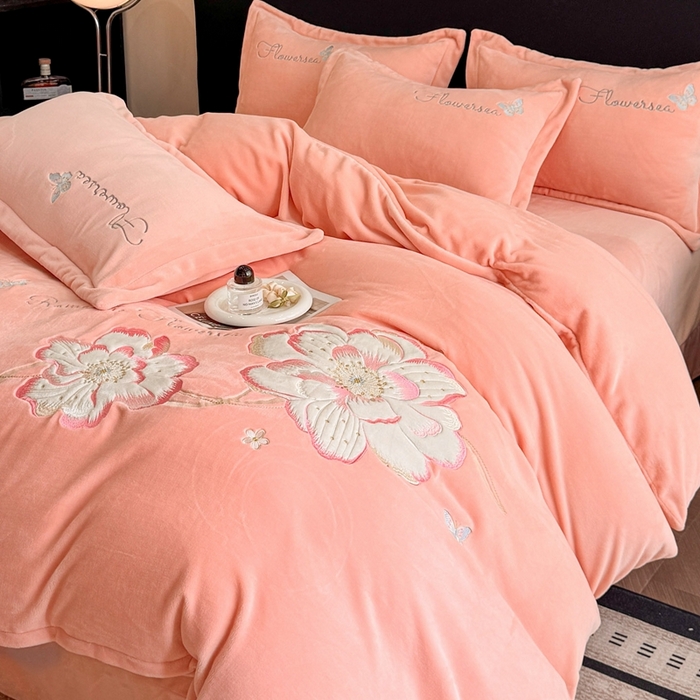 91家纺网 家纺一手货源 找家纺 畅畅家纺 2025新款牛奶绒大版贴布绣四件套 富贵花开-玉色