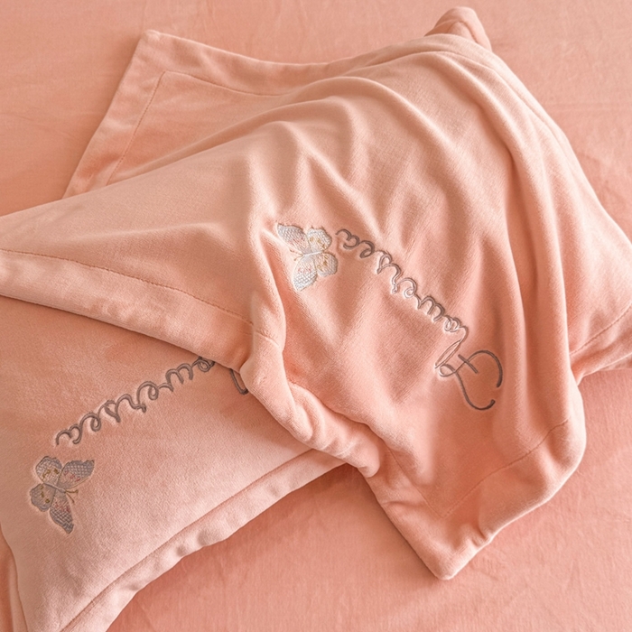 91家纺网 家纺一手货源 找家纺 畅畅家纺 2025新款牛奶绒大版贴布绣四件套 富贵花开-玉色