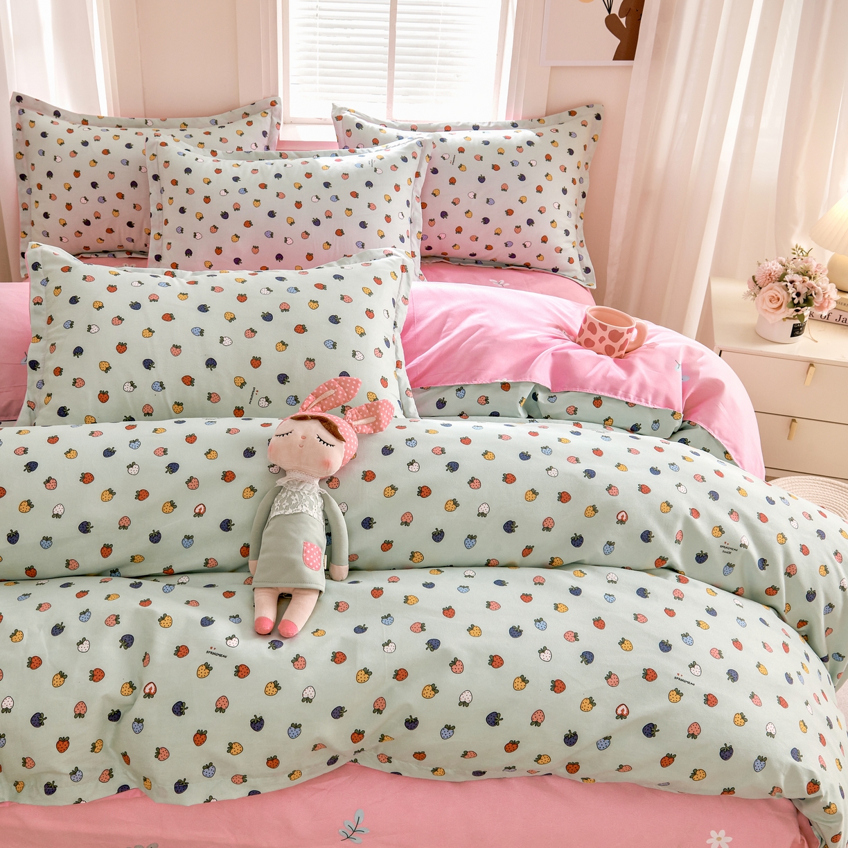 91家纺网 家纺一手货源 找家纺 简冠家纺 2025新款印花植物羊绒磨毛四件套 小草莓