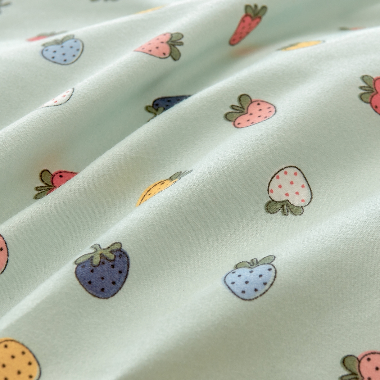 91家纺网 家纺一手货源 找家纺 简冠家纺 2025新款印花植物羊绒磨毛四件套 小草莓