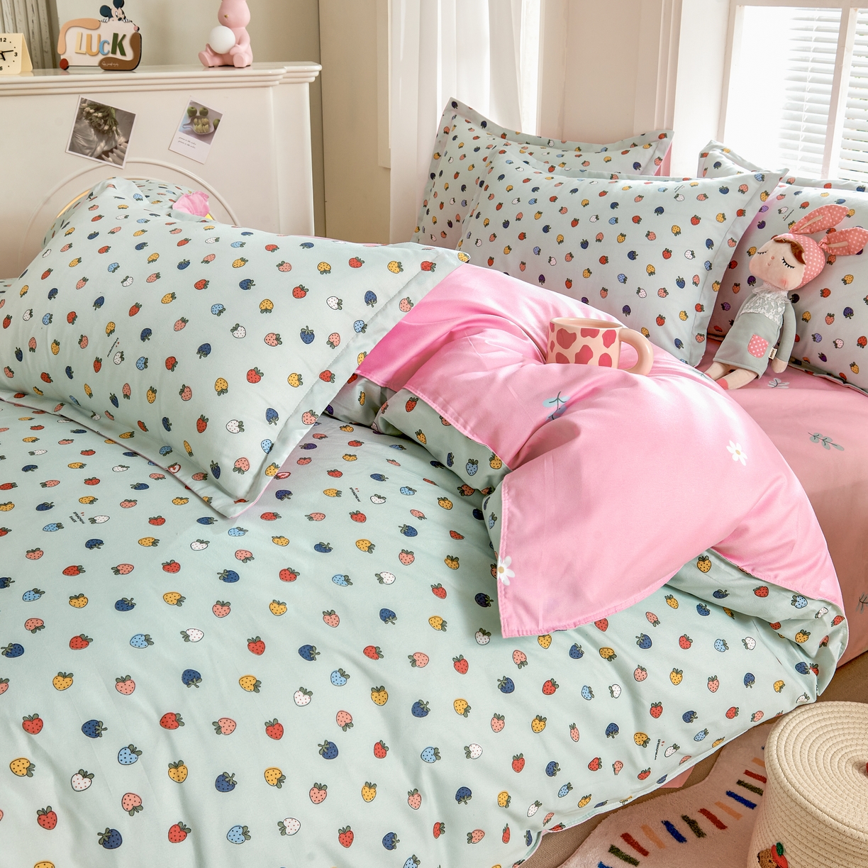 91家纺网 家纺一手货源 找家纺 简冠家纺 2025直播爆款北欧风亲肤植物羊绒磨毛四件套 小草莓