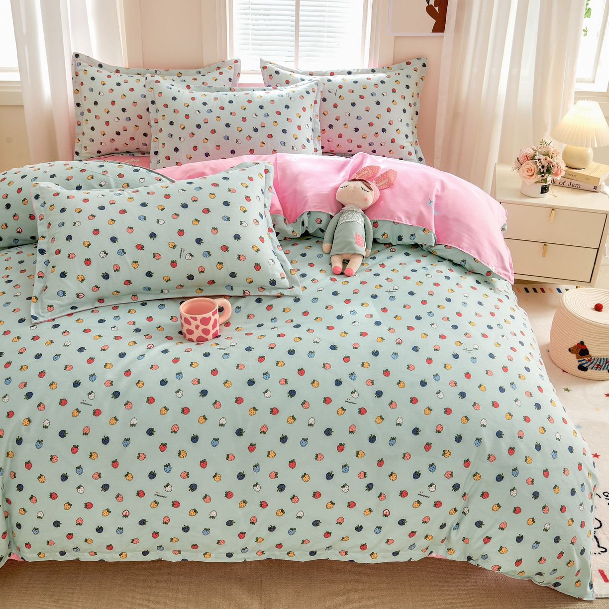 91家纺网 家纺一手货源 找家纺 简冠 2023新北欧风亲肤植物羊绒磨毛宿舍单品及三件套 小草莓