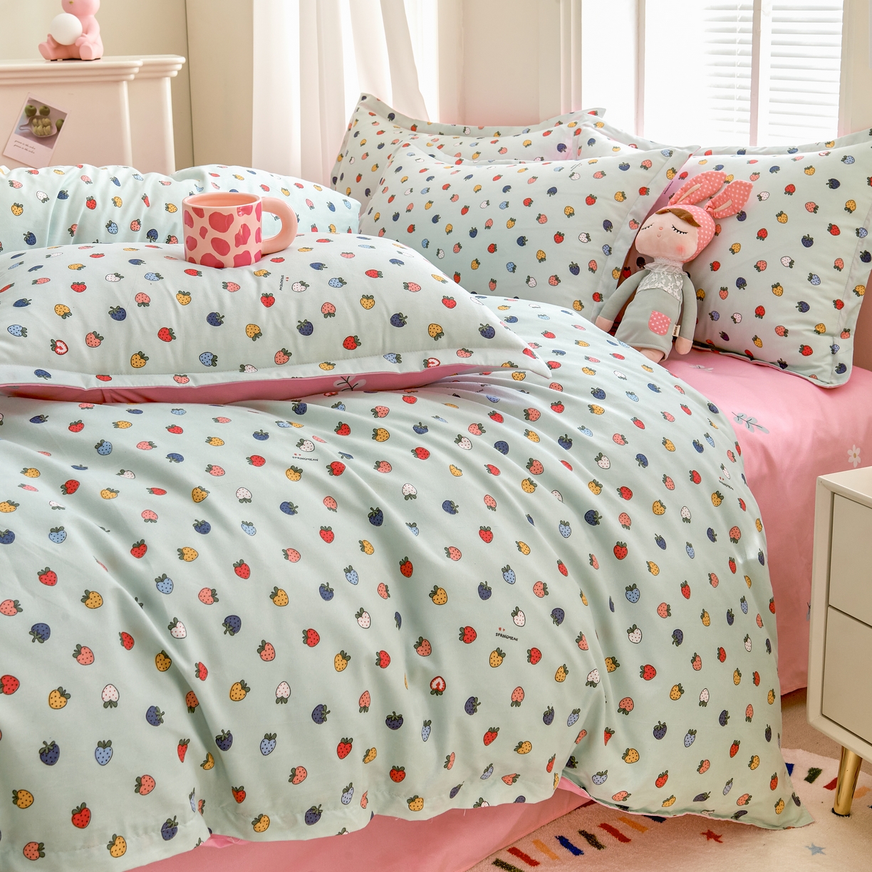 91家纺网 家纺一手货源 找家纺 简冠 2023新北欧风亲肤植物羊绒磨毛宿舍单品及三件套 小草莓