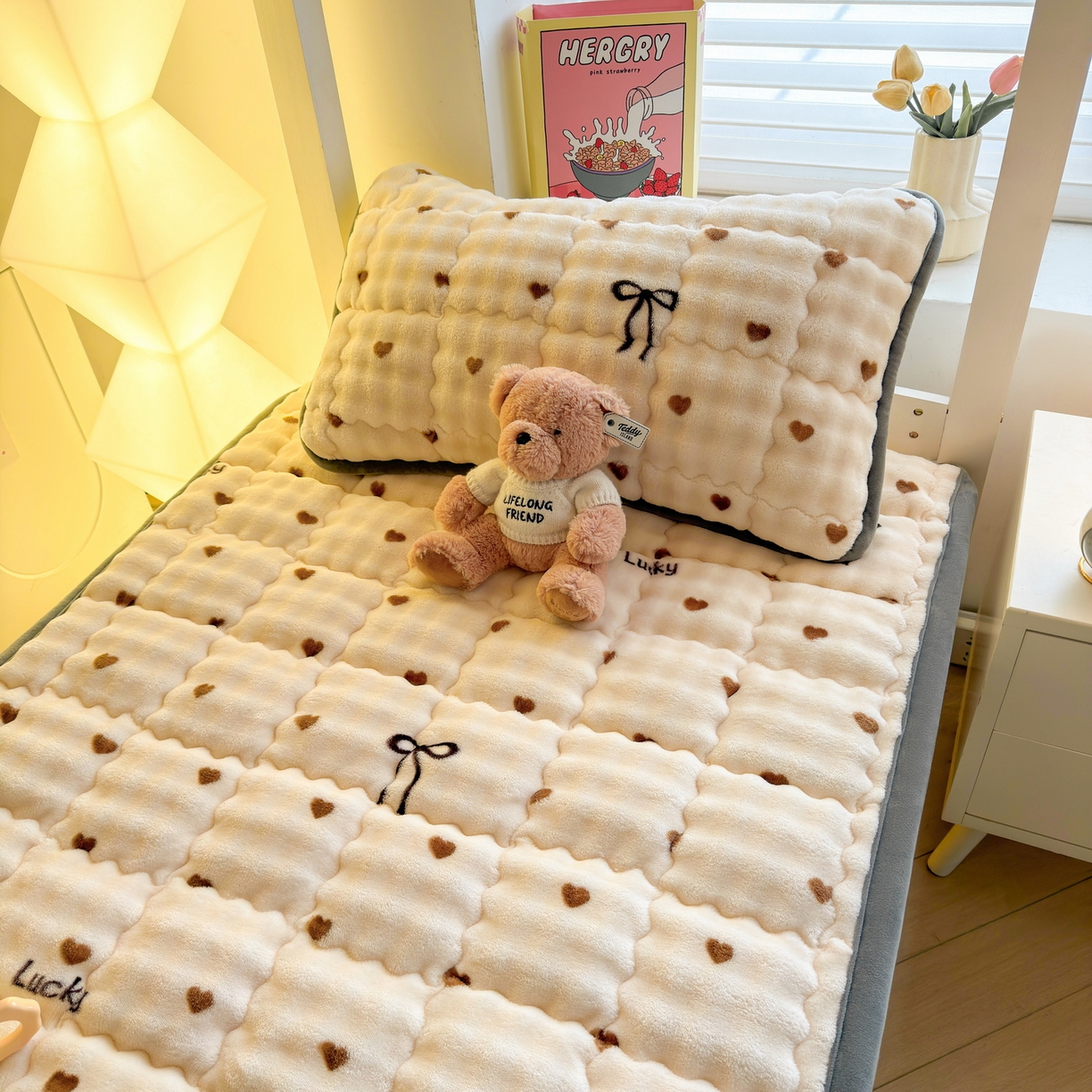 91家纺网 家纺一手货源 找家纺 奇丝雅 2025新款A类牛奶绒泡泡绒床褥床垫床盖兔毛绒家用学生宿舍上下铺寝室褥子软垫床护垫夹棉（学生床） 爱心咖