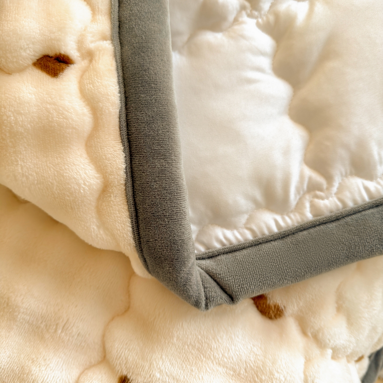 91家纺网 家纺一手货源 找家纺 奇丝雅 2025新款A类牛奶绒泡泡绒床褥床垫床盖兔毛绒家用学生宿舍上下铺寝室褥子软垫床护垫夹棉（学生床） 爱心咖