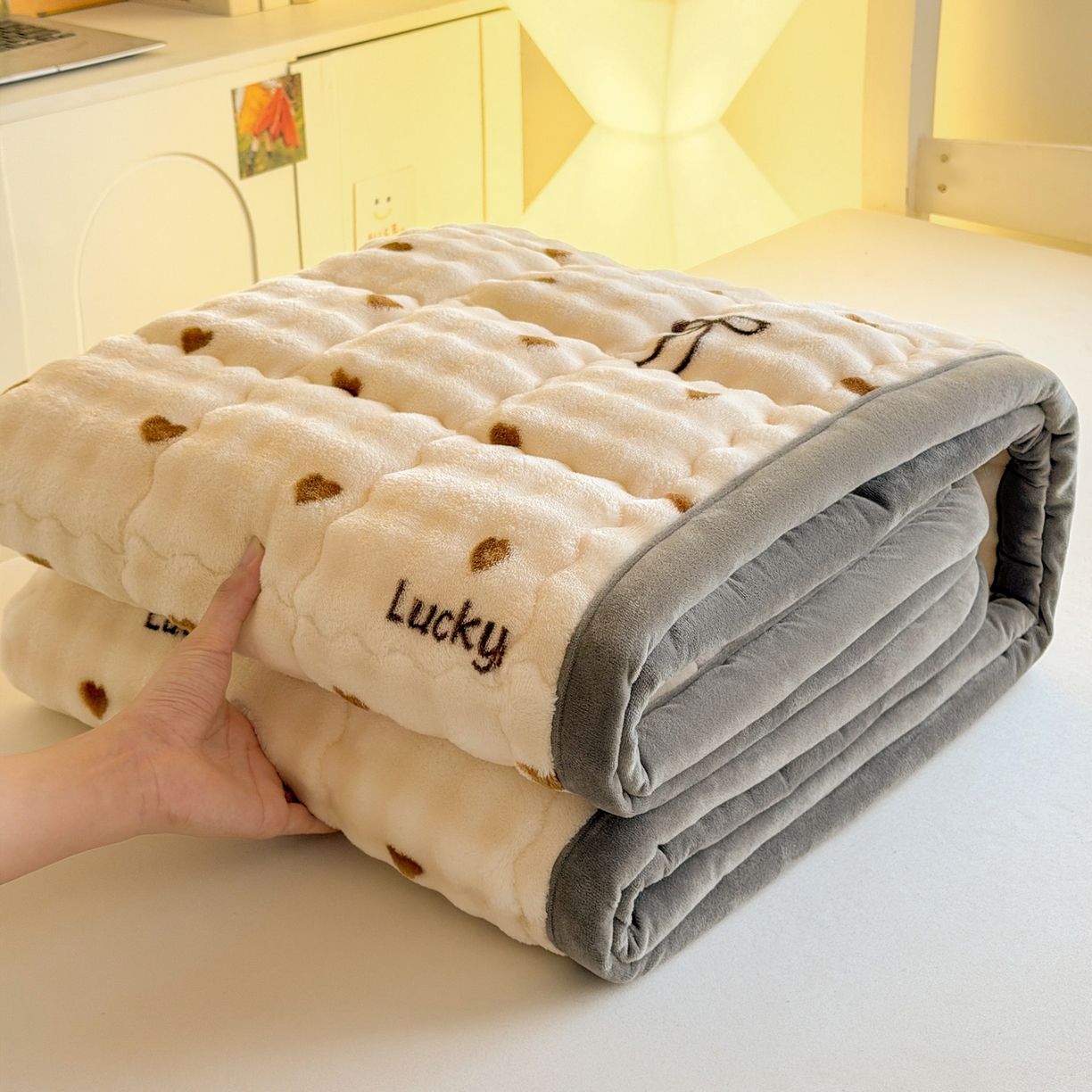 91家纺网 家纺一手货源 找家纺 奇丝雅 2025新款A类牛奶绒泡泡绒床褥床垫床盖兔毛绒家用学生宿舍上下铺寝室褥子软垫床护垫夹棉（学生床） 爱心咖