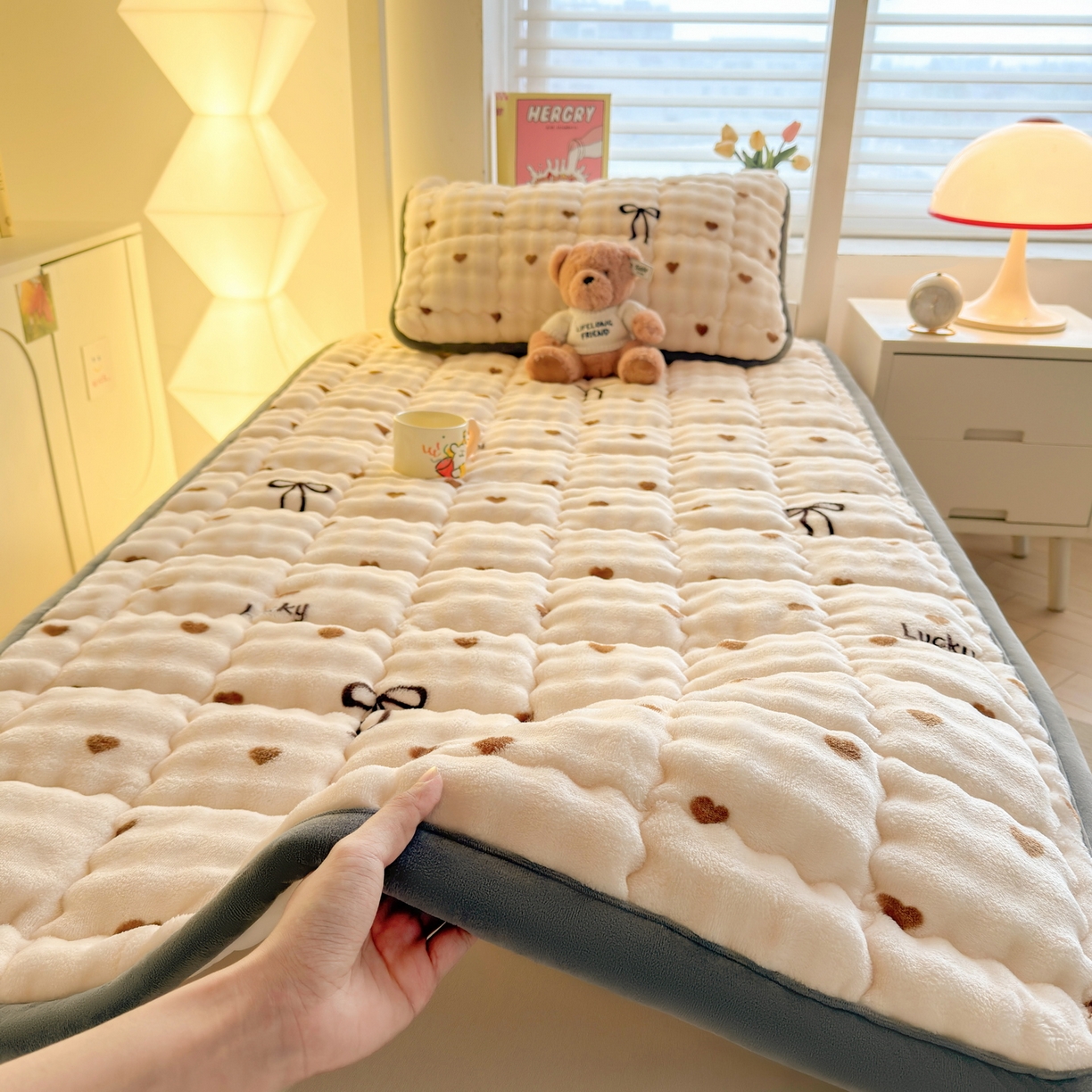 91家纺网 家纺一手货源 找家纺 奇丝雅 2025新款A类牛奶绒泡泡绒床褥床垫床盖兔毛绒家用学生宿舍上下铺寝室褥子软垫床护垫夹棉（学生床） 爱心咖