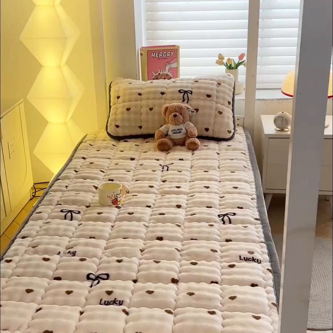 91家纺网 家纺一手货源 找家纺 奇丝雅 2025新款A类牛奶绒泡泡绒床褥床垫床盖兔毛绒家用学生宿舍上下铺寝室褥子软垫床护垫夹棉（学生床） 爱心咖