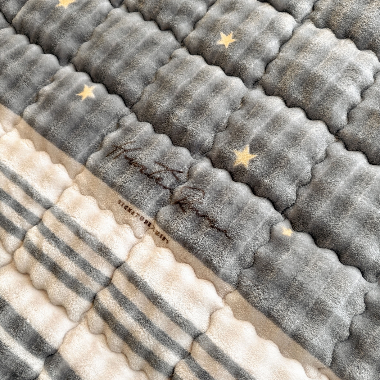 91家纺网 家纺一手货源 找家纺 奇丝雅 2025新款A类牛奶绒泡泡绒床褥床垫床盖兔毛绒家用学生宿舍上下铺寝室褥子软垫床护垫夹棉（学生床） 繁星