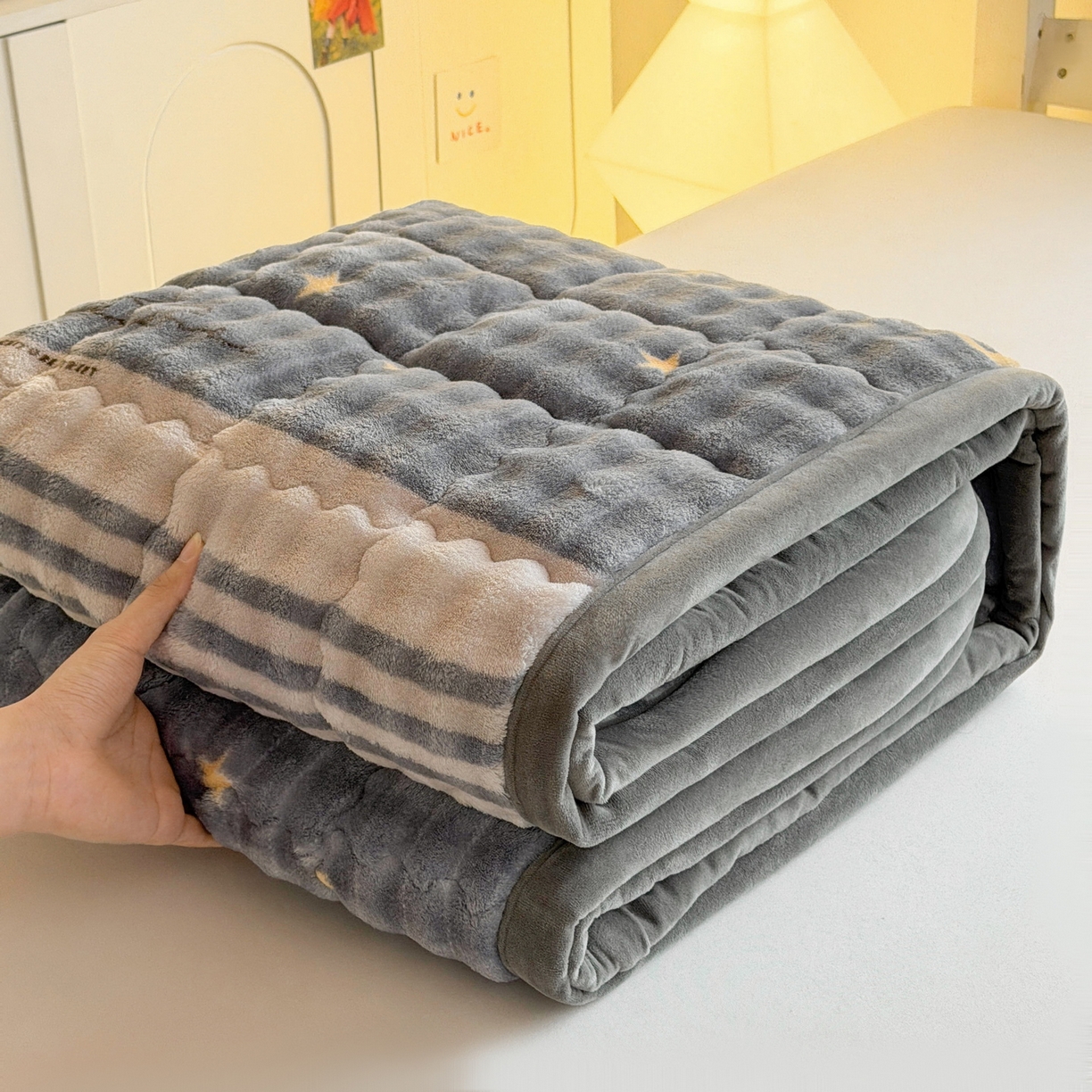 91家纺网 家纺一手货源 找家纺 奇丝雅 2025新款A类牛奶绒泡泡绒床褥床垫床盖兔毛绒家用学生宿舍上下铺寝室褥子软垫床护垫夹棉（学生床） 繁星