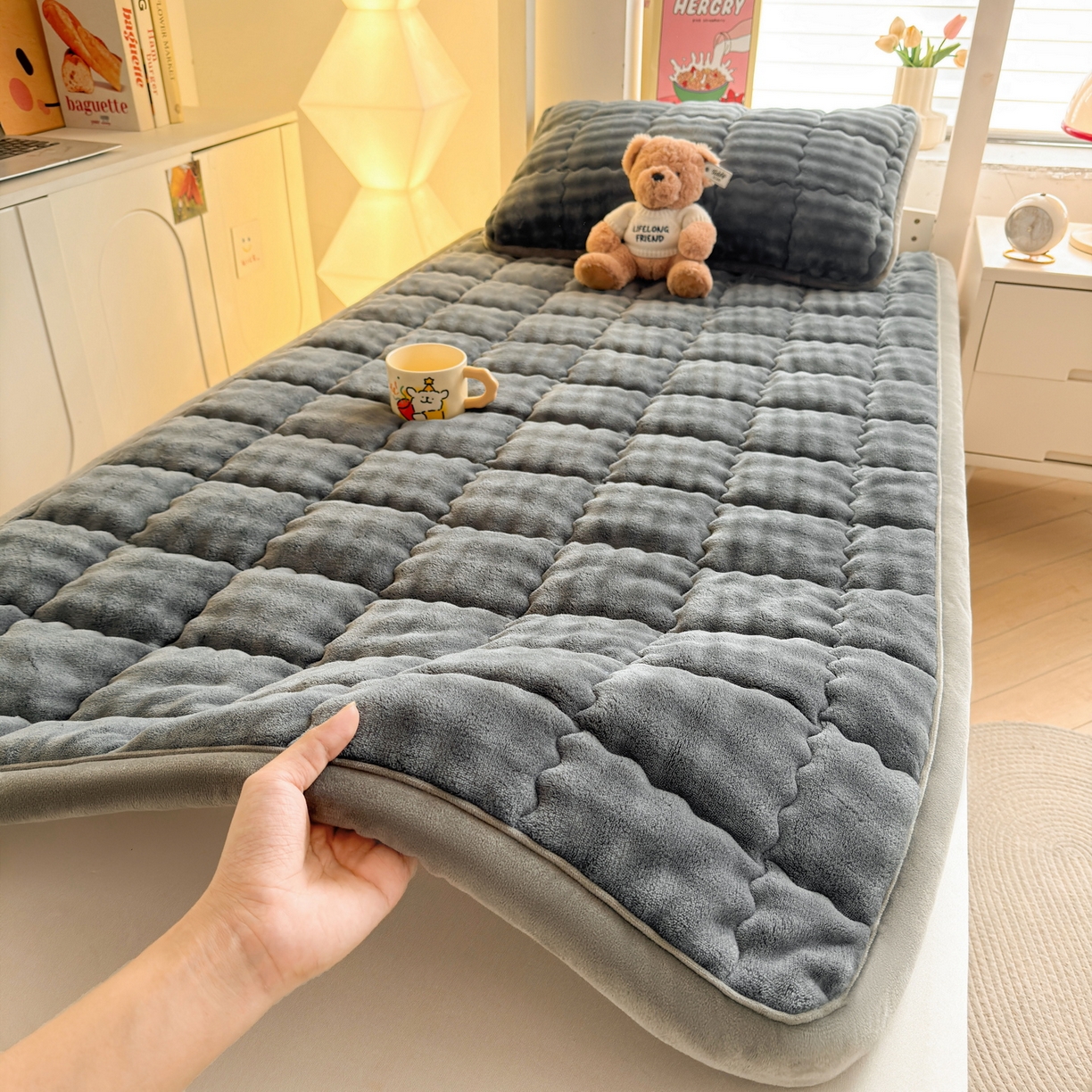 91家纺网 家纺一手货源 找家纺 奇丝雅 2025新款A类牛奶绒泡泡绒床褥床垫床盖兔毛绒家用学生宿舍上下铺寝室褥子软垫床护垫夹棉（学生床） 幻影灰