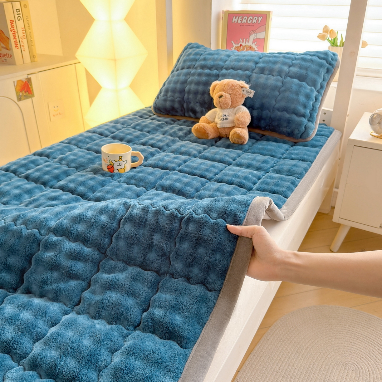 91家纺网 家纺一手货源 找家纺 奇丝雅 2025新款A类牛奶绒泡泡绒床褥床垫床盖兔毛绒家用学生宿舍上下铺寝室褥子软垫床护垫夹棉（学生床） 暖绒蓝