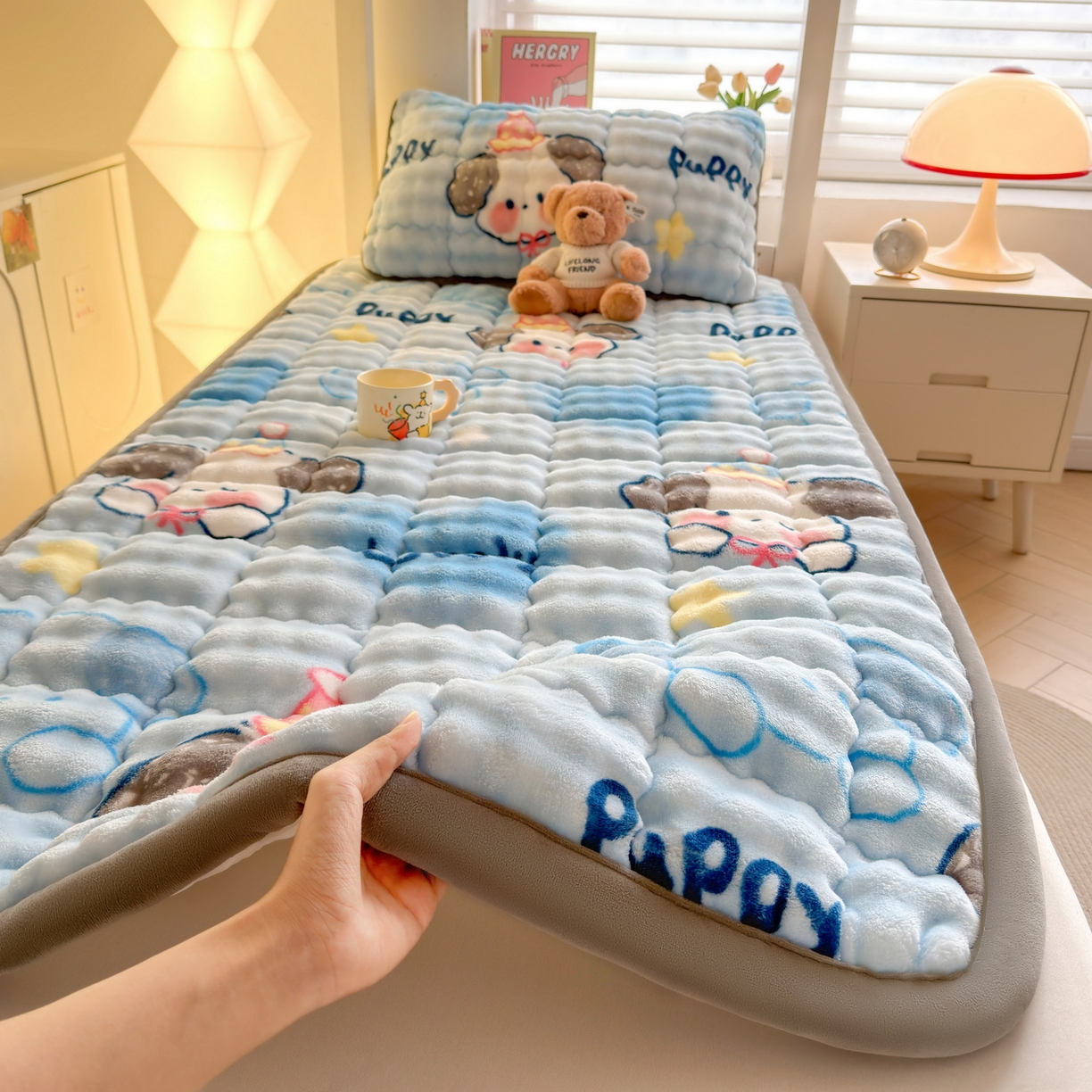 91家纺网 家纺一手货源 找家纺 奇丝雅 2025新款A类牛奶绒泡泡绒床褥床垫床盖兔毛绒家用学生宿舍上下铺寝室褥子软垫床护垫夹棉（学生床） 趴趴狗