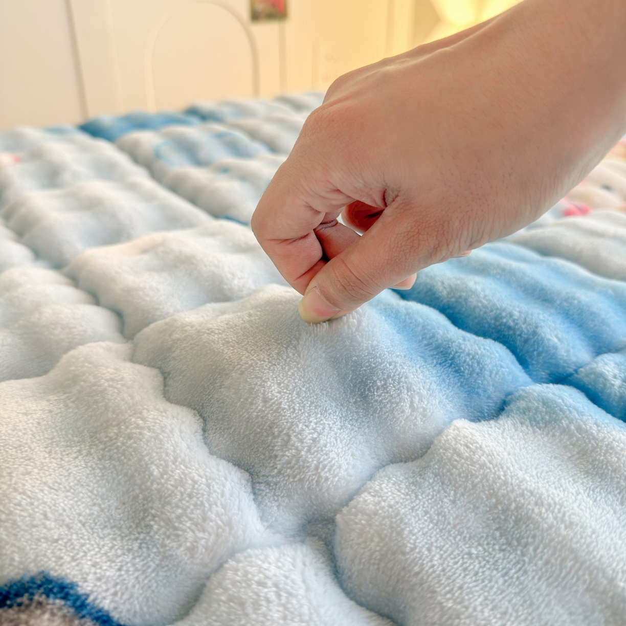 91家纺网 家纺一手货源 找家纺 奇丝雅 2025新款A类牛奶绒泡泡绒床褥床垫床盖兔毛绒家用学生宿舍上下铺寝室褥子软垫床护垫夹棉（学生床） 趴趴狗