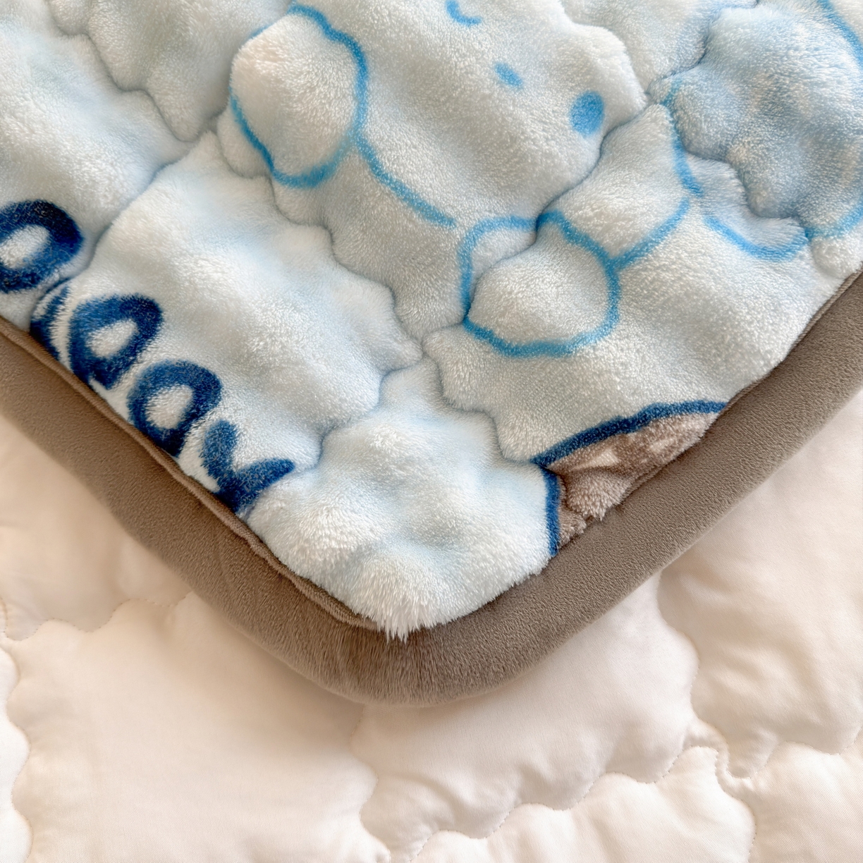 91家纺网 家纺一手货源 找家纺 奇丝雅 2025新款A类牛奶绒泡泡绒床褥床垫床盖兔毛绒家用学生宿舍上下铺寝室褥子软垫床护垫夹棉（学生床） 趴趴狗