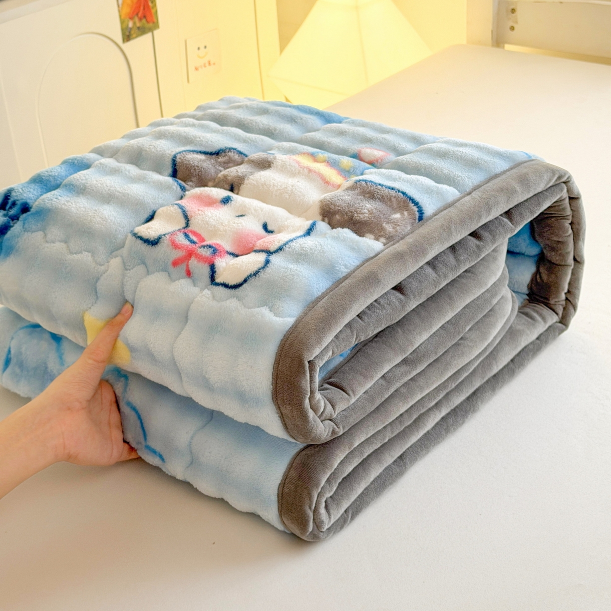 91家纺网 家纺一手货源 找家纺 奇丝雅 2025新款A类牛奶绒泡泡绒床褥床垫床盖兔毛绒家用学生宿舍上下铺寝室褥子软垫床护垫夹棉（学生床） 趴趴狗