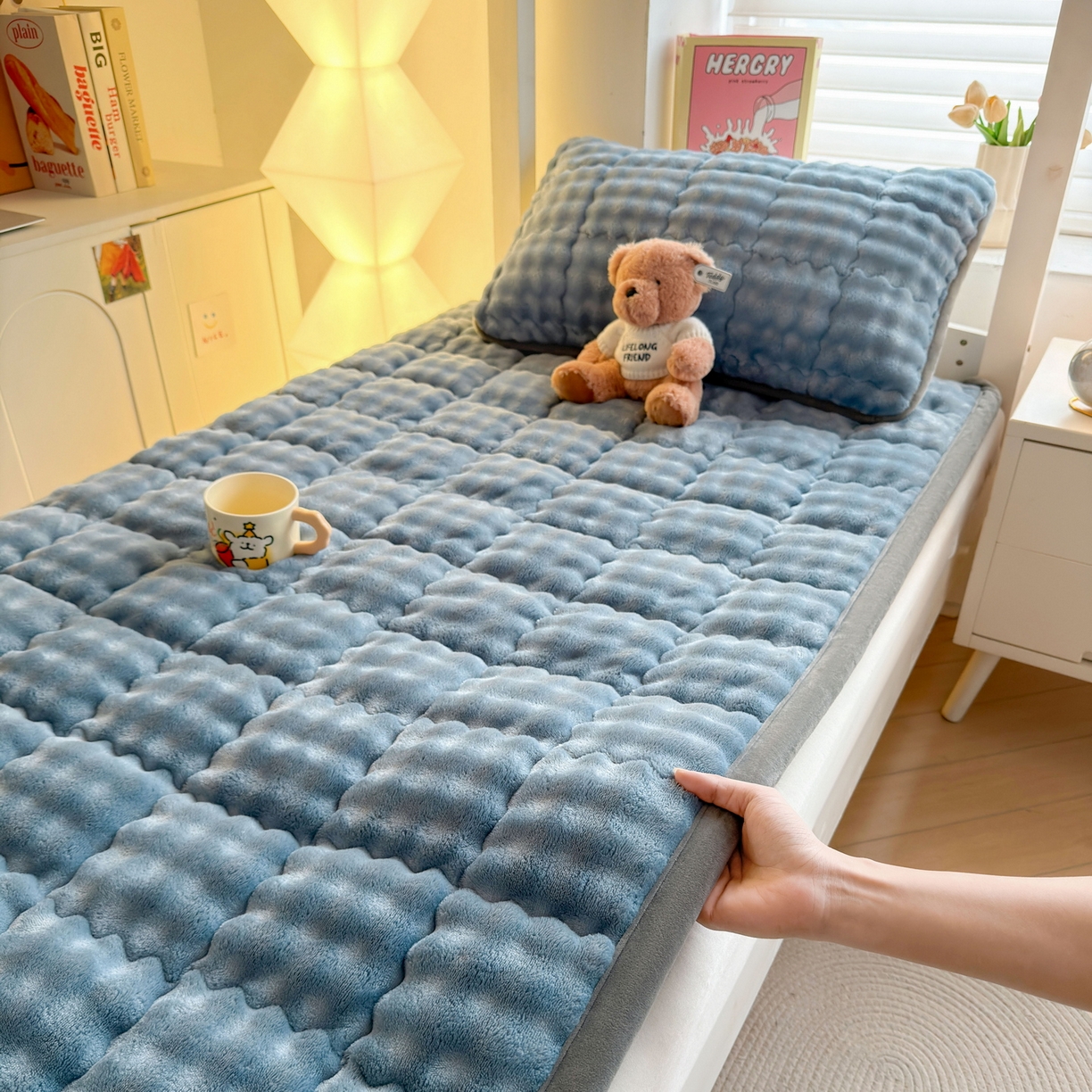 91家纺网 家纺一手货源 找家纺 奇丝雅 2025新款A类牛奶绒泡泡绒床褥床垫床盖兔毛绒家用学生宿舍上下铺寝室褥子软垫床护垫夹棉（学生床） 柔和蓝