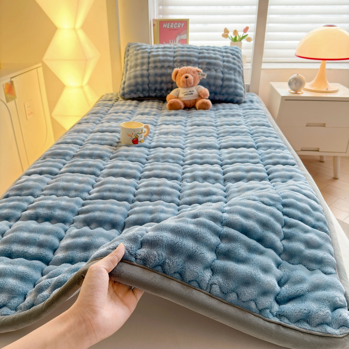 91家纺网 家纺一手货源 找家纺 奇丝雅 2025新款A类牛奶绒泡泡绒床褥床垫床盖兔毛绒家用学生宿舍上下铺寝室褥子软垫床护垫夹棉（学生床） 柔和蓝