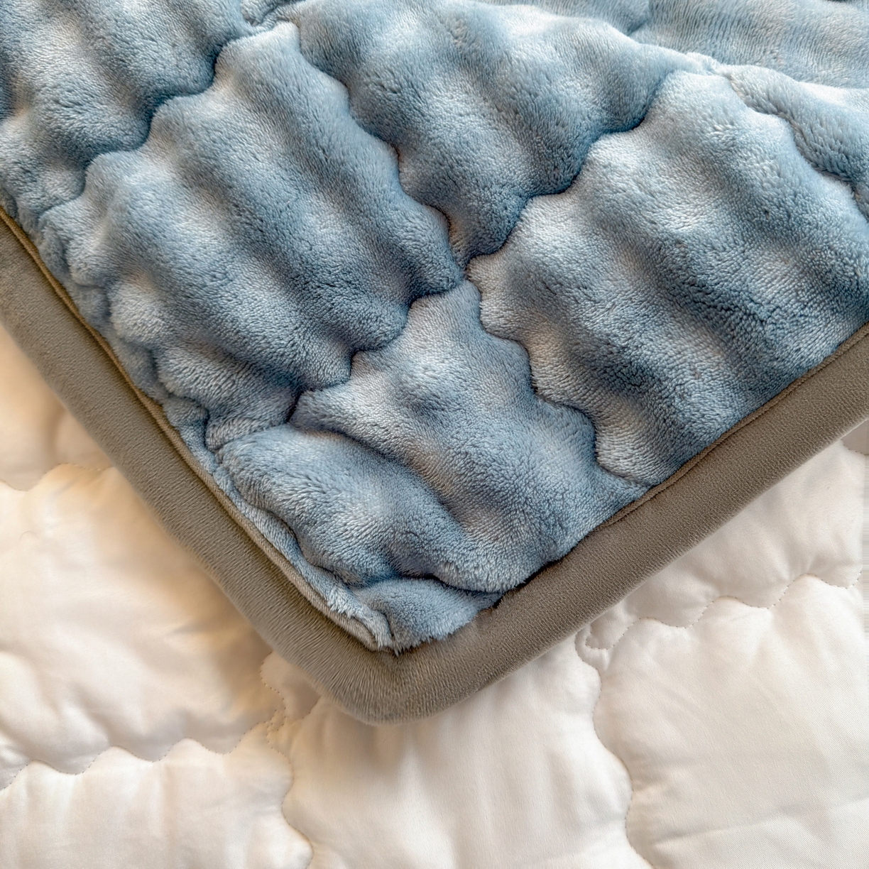 91家纺网 家纺一手货源 找家纺 奇丝雅 2025新款A类牛奶绒泡泡绒床褥床垫床盖兔毛绒家用学生宿舍上下铺寝室褥子软垫床护垫夹棉（学生床） 柔和蓝