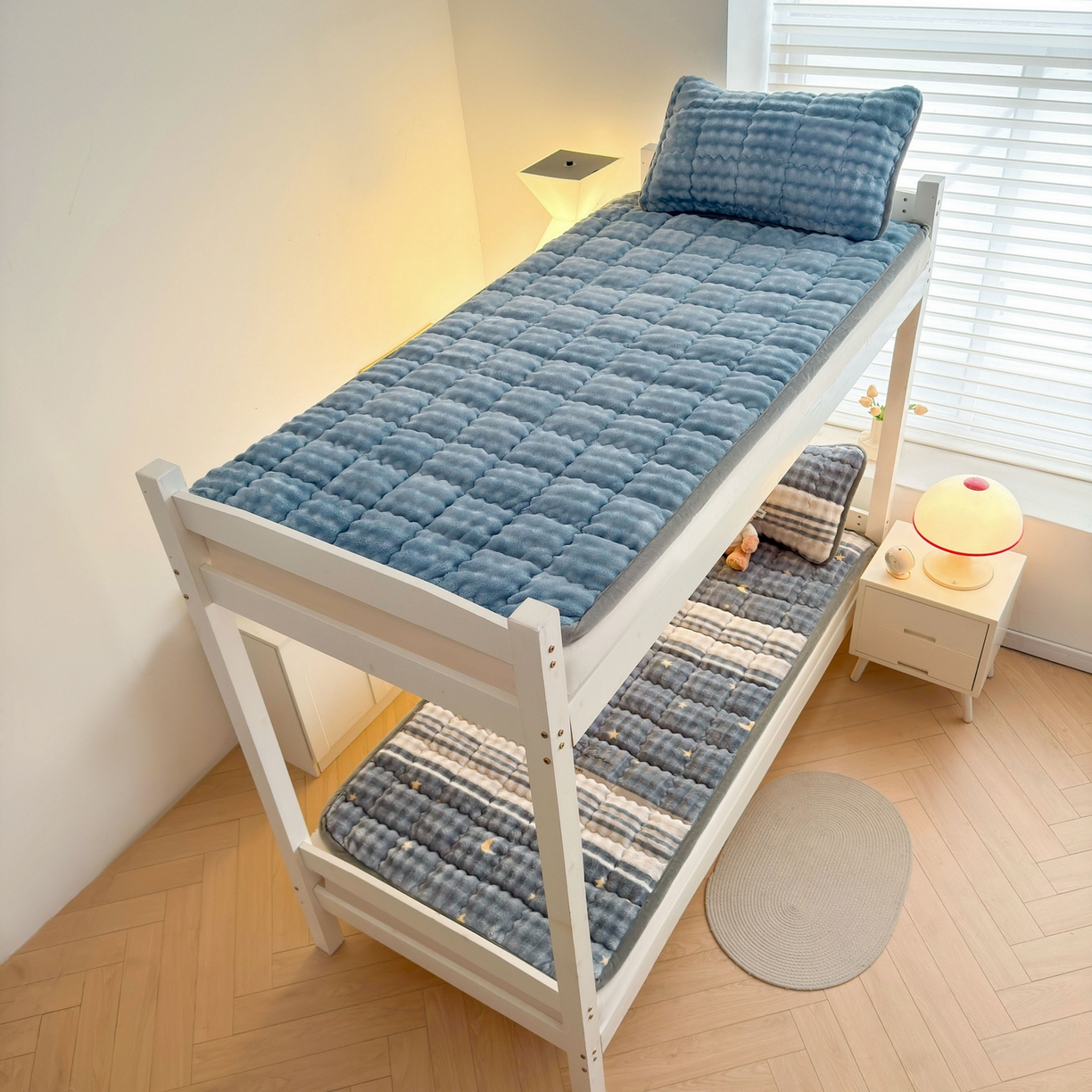 91家纺网 家纺一手货源 找家纺 奇丝雅 2025新款A类牛奶绒泡泡绒床褥床垫床盖兔毛绒家用学生宿舍上下铺寝室褥子软垫床护垫夹棉（学生床） 柔和蓝