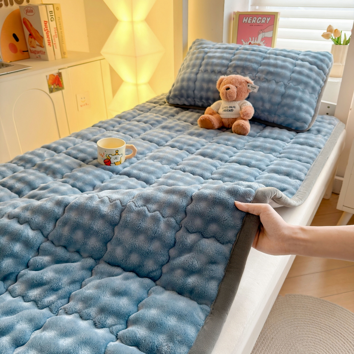 91家纺网 家纺一手货源 找家纺 奇丝雅 2025新款A类牛奶绒泡泡绒床褥床垫床盖兔毛绒家用学生宿舍上下铺寝室褥子软垫床护垫夹棉（学生床） 柔和蓝