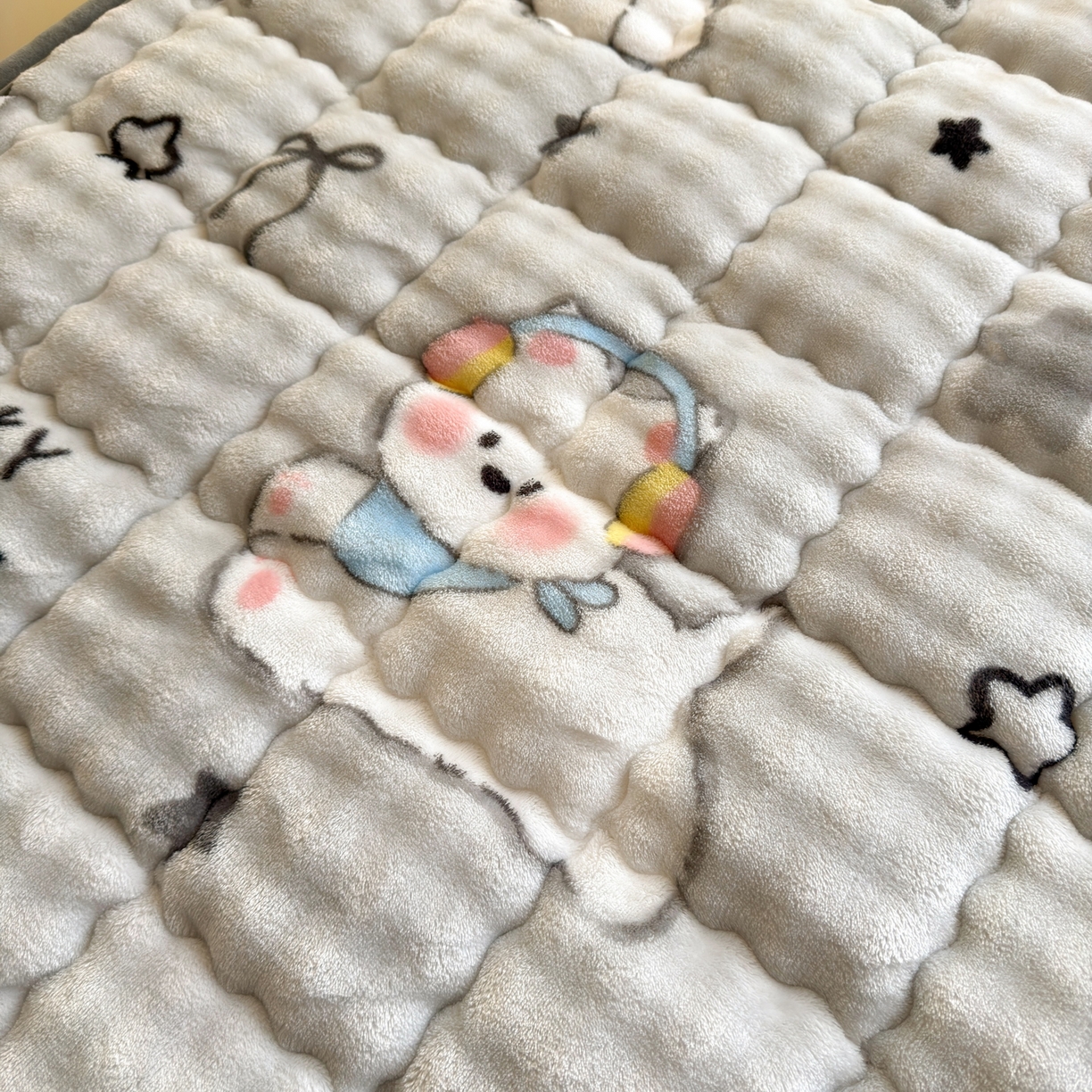 91家纺网 家纺一手货源 找家纺 奇丝雅 2025新款A类牛奶绒泡泡绒床褥床垫床盖兔毛绒家用学生宿舍上下铺寝室褥子软垫床护垫夹棉（学生床） 星星猫咪