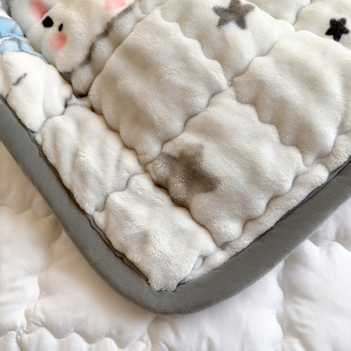 91家纺网 家纺一手货源 找家纺 奇丝雅 2025新款A类牛奶绒泡泡绒床褥床垫床盖兔毛绒家用学生宿舍上下铺寝室褥子软垫床护垫夹棉（学生床） 星星猫咪