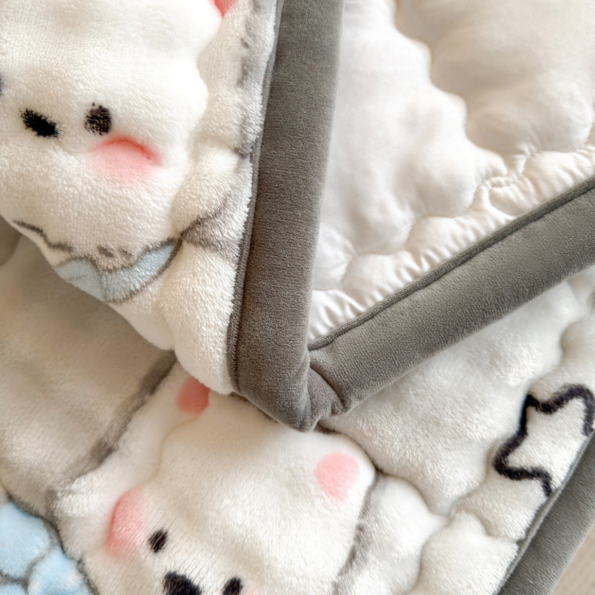 91家纺网 家纺一手货源 找家纺 奇丝雅 2025新款A类牛奶绒泡泡绒床褥床垫床盖兔毛绒家用学生宿舍上下铺寝室褥子软垫床护垫夹棉（学生床） 星星猫咪