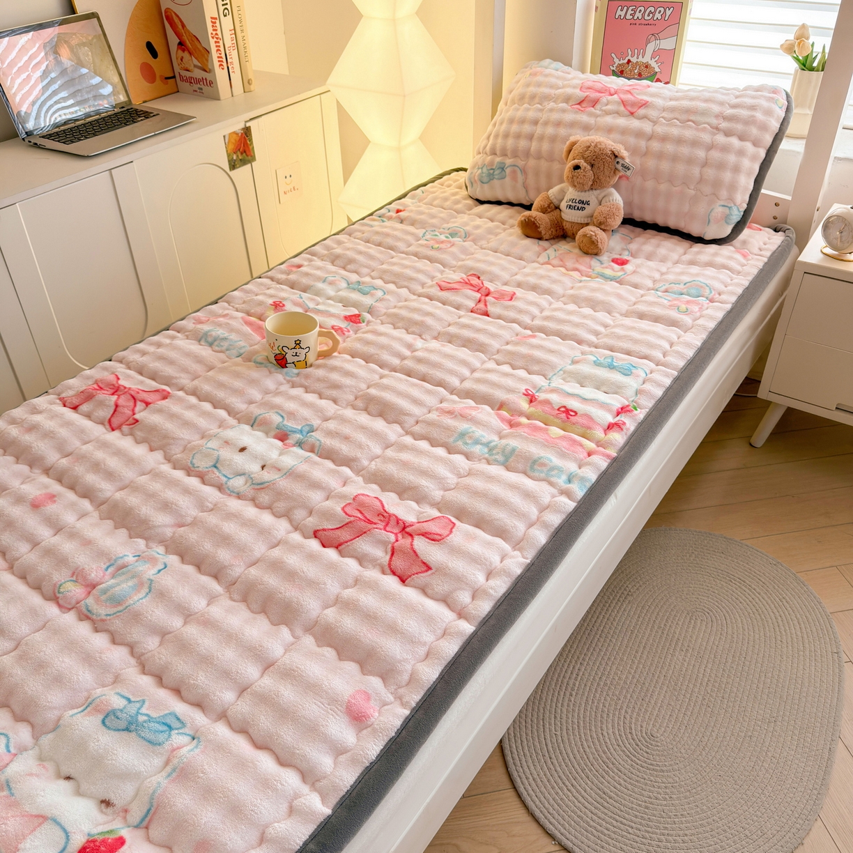 91家纺网 家纺一手货源 找家纺 奇丝雅 2025新款A类牛奶绒泡泡绒床褥床垫床盖兔毛绒家用学生宿舍上下铺寝室褥子软垫床护垫夹棉（学生床） 樱桃猫咪