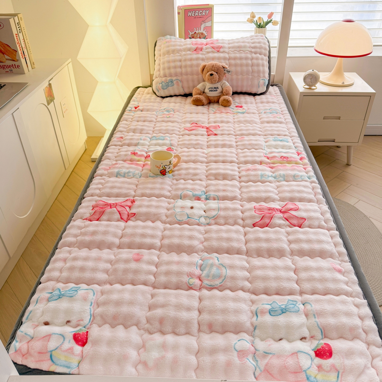 91家纺网 家纺一手货源 找家纺 奇丝雅 2025新款A类牛奶绒泡泡绒床褥床垫床盖兔毛绒家用学生宿舍上下铺寝室褥子软垫床护垫夹棉（学生床） 樱桃猫咪