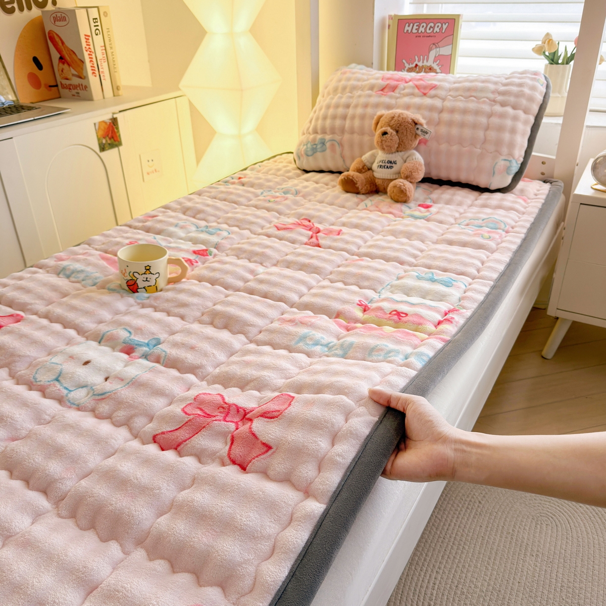 91家纺网 家纺一手货源 找家纺 奇丝雅 2025新款A类牛奶绒泡泡绒床褥床垫床盖兔毛绒家用学生宿舍上下铺寝室褥子软垫床护垫夹棉（学生床） 樱桃猫咪