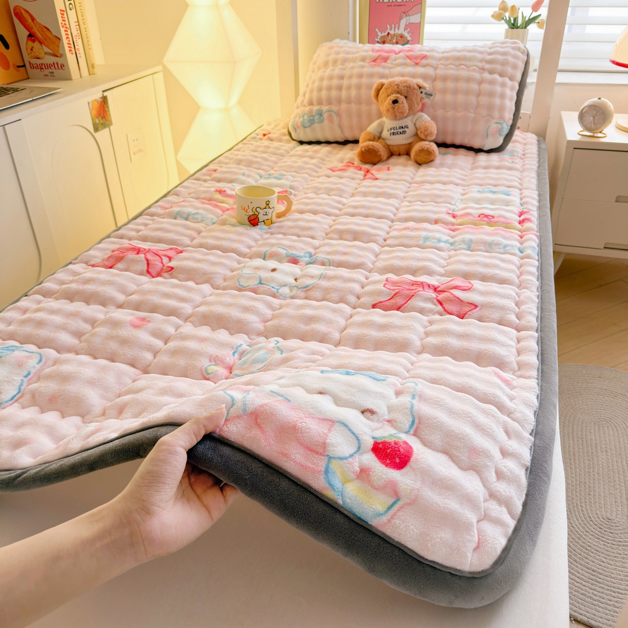 91家纺网 家纺一手货源 找家纺 奇丝雅 2025新款A类牛奶绒泡泡绒床褥床垫床盖兔毛绒家用学生宿舍上下铺寝室褥子软垫床护垫夹棉（学生床） 樱桃猫咪