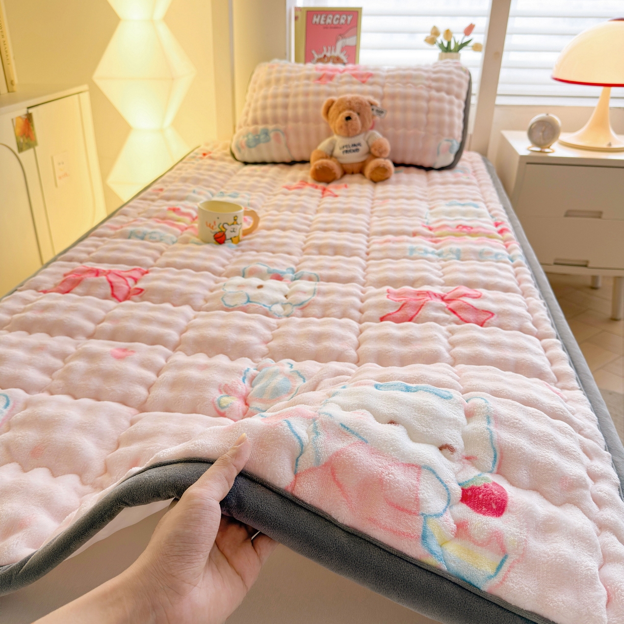 91家纺网 家纺一手货源 找家纺 奇丝雅 2025新款A类牛奶绒泡泡绒床褥床垫床盖兔毛绒家用学生宿舍上下铺寝室褥子软垫床护垫夹棉（学生床） 樱桃猫咪